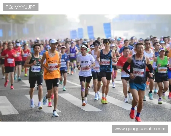 深圳滑板队勇闯城市马拉松展现逆袭精神与团队力量