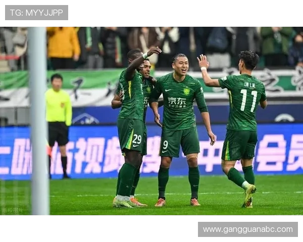 北京国安迎战深圳佳兆全力争胜展现球队实力与斗志